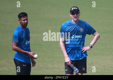 Mustafizur Rahman (L) und Bowlingtrainer Allan Donald (R), da Bangladesch T20I Cricket Team am Zahur Ahmed Chowdhury Stadium, Sagorika, Stockfoto