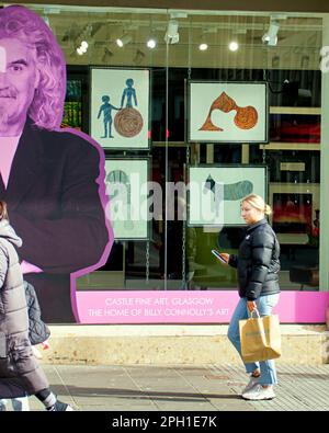 Glasgow, Schottland, Vereinigtes Königreich, 25.t. März 2023. Billy Connolly und seine „Born on a Rainy Day“-Kollektion werden nur in Castle Fine Art in der Queen Street verkauft. Die handsignierten und limitierten Teile können vor der offiziellen Veröffentlichung am 30. März vorbestellt werden. Credit Gerard Ferry/Alamy Live News Stockfoto