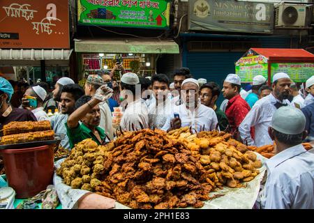 Bangladeschische Händler verkaufen Iftars Artikel in Chawkbazar in der Hauptstadt Dhaka, Bangladesch am ersten Tag des muslimischen Fastenmonats Holly Ramadan Stockfoto