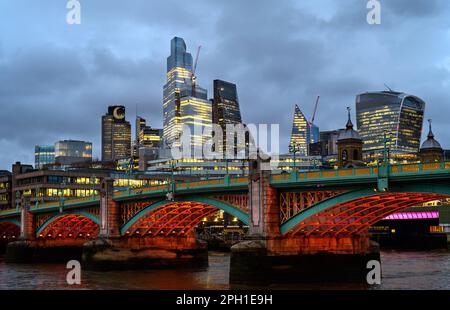 London, Vereinigtes Königreich: Wolkenkratzer der City of London in der Dämmerung mit Tower 42, 22 Bishopsgate, Cheesegrater, Scalpel und Walkie-Talkie-Gebäuden. Stockfoto