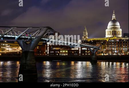London, Großbritannien: Die Kuppel der St Paul's Cathedral mit der Millennium Bridge und der Themse im Vordergrund. Stockfoto