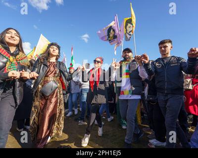 25. März 2023, Hessen, Frankfurt/Main: Bei der zentralen Feier des kurdischen Neujahrs „Newroz“ tanzen die Menschen zu traditioneller Musik. Tausende von Menschen aus ganz Deutschland haben sich im Rebstockpark versammelt, um das kurdische Neujahr „Newroz“ zu feiern. Foto: Andreas Arnold/dpa Stockfoto