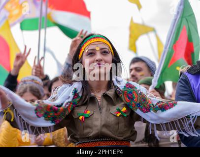 25. März 2023, Hessen, Frankfurt/Main: Eine Frau tanzt bei der zentralen Feier des kurdischen Neujahrs „Newroz“ zu traditioneller Musik. Tausende von Menschen aus ganz Deutschland haben sich im Rebstockpark versammelt, um das kurdische Neujahr „Newroz“ zu feiern. Foto: Andreas Arnold/dpa Stockfoto