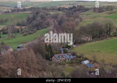 Der Northern Rail-Zug der Klasse 150 DMU in der Landschaft von Derbyshire fährt an der Chapel-en-Le-Frith entlang auf der malerischen Eisenbahnlinie nach Buxton Stockfoto