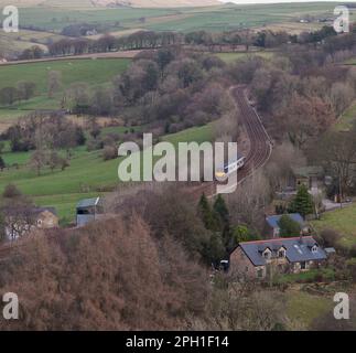 Der Northern Rail-Zug der Klasse 150 DMU in der Landschaft von Derbyshire fährt an der Chapel-en-Le-Frith entlang auf der malerischen Eisenbahnlinie nach Buxton Stockfoto