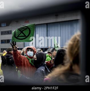 EINDHOVEN - Ausrottung Rebellion Klimaschutzaktivisten ergreifen am Flughafen Eindhoven Maßnahmen. Die Aktivisten sind sehr besorgt über den Schaden, den der Luftverkehr dem Klima verursacht. ANP SEM VAN DER WAL niederlande raus - belgien raus Stockfoto