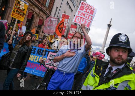 Demonstranten nehmen an dem jährlichen Stop-Rassismus-marsch durch Central London Teil. 18. März 2023 Stockfoto