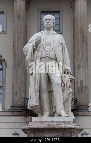 BERLIN, DEUTSCHLAND-23. DEZEMBER 2022: Statue von Hermann von Helmholtz von Ernst Herter an der Humboldt-Universität Berlin Stockfoto