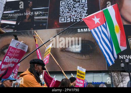 Demonstranten nehmen an dem jährlichen Stop-Rassismus-marsch durch Central London Teil. 18. März 2023 Stockfoto