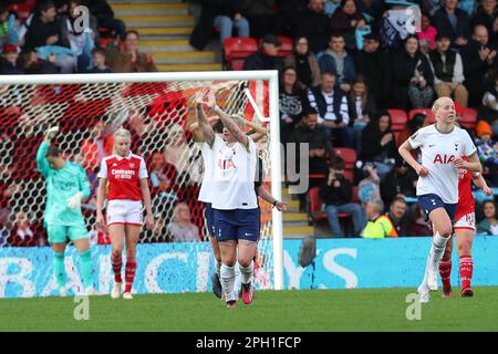 Brisbane Road, London, Großbritannien. 25. März 2023. Damen Super League Football, Tottenham Hotspur gegen Arsenal; Bethany England von Tottenham Hotspur feiert ihr Tor nach einem Elfmeterschießen in der 39.-minütigen Zeit für 1-2. Kredit: Action Plus Sports/Alamy Live News Stockfoto