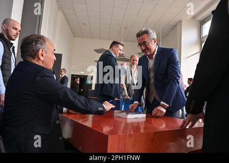 Eric Zemmour, Präsident der rechtsextremen Partei Reconquete, signiert am 25. März 2023 in Villeurbanne bei Lyon, Frankreich, Autogramme für sein neues Buch je n ai pas dit mon dernier mot. Foto: Julien Reynaud/APS-Medias/ABACAPRESS.COM Stockfoto