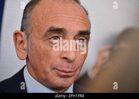 Eric Zemmour, Präsident der rechtsextremen Partei Reconquete, signiert am 25. März 2023 in Villeurbanne bei Lyon, Frankreich, Autogramme für sein neues Buch je n ai pas dit mon dernier mot. Foto: Julien Reynaud/APS-Medias/ABACAPRESS.COM Stockfoto