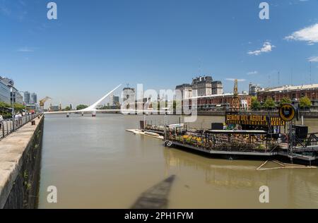 Buenos Aires, Argentinien - 7. Februar 2023: Schwimmende Bar und Restaurant Penon del Aguila in Puerto Madero Stockfoto