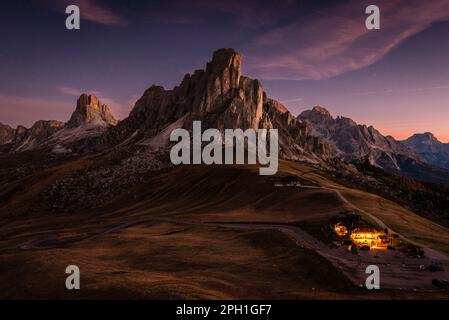 Sonnenaufgang auf dem Giau-Pass in den Dolomiten mit den leuchtenden Felswänden von Ra Gusela, Nuvolau, Averau, Tofane, Croda Rossa, Cortina d’Ampezzo Stockfoto