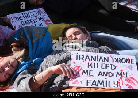 Piccadilly Circus, London, Großbritannien. 25. März 2023 Frauen aus dem Iran und der Ukraine protestieren gemeinsam im Piccadilly Circus. Kredit: Matthew Chattle/Alamy Live News Stockfoto