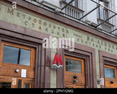 Moskau, Russland - 07. Mai 2022: Okhotny Ryad Street, ein Blick auf das Haus aus dem 19. Jahrhundert, 1935 für die Vorstadt Moskau U-Bahn-Station Okhotny Ry umgebaut Stockfoto