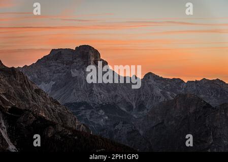 Die hohe Gaisl im roten Licht der Morgendämmerung, Dolomiten, Italien Stockfoto