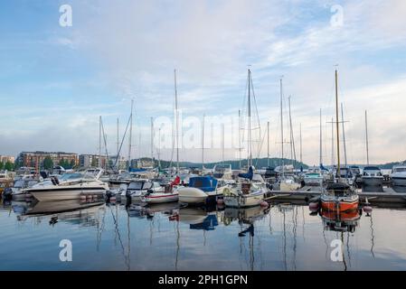 LAPPEERANTA, FINNLAND - 12. JUNI 2017: Ruhiger Vormittag im Yachthafen der Stadt Stockfoto