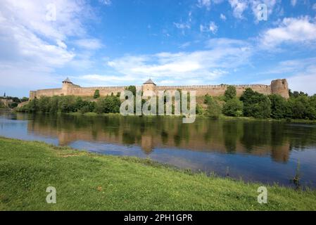 Blick auf die antike russische Festung Ivangorod vom estnischen Ufer des Flusses Narova an einem sonnigen Augusttag. Grenze zwischen Estland und Russland Stockfoto