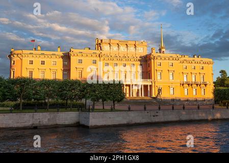 Antikes Schloss Michailowski (Ingenieurwesen) im orangefarbenen Licht der untergehenden Sonne an einem Juniabend. Sankt Petersburg, Russland Stockfoto