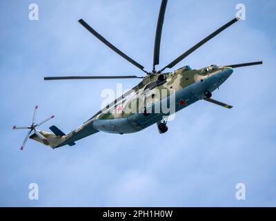 MOSKAU, RUSSLAND - 7. MAI 2021: Avia-Parade in Moskau. Mi-26 Hubschrauber fliegen am Himmel auf der Parade des Sieges im Zweiten Weltkrieg in Moskau, Russland Stockfoto