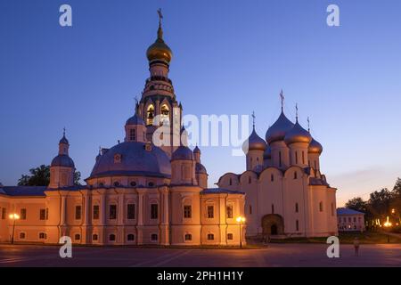 Augustnacht in den antiken Tempeln des Wologda Kremls. Russland Stockfoto