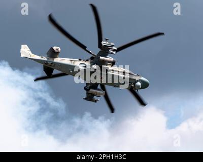 SCHUKOWSKI, RUSSLAND - 25. Juli 2021: Demonstration des Kamov Ka-52 Alligator-Angriffshubschraubers der russischen Luftwaffe auf MAKS-2021, Russland. Stockfoto