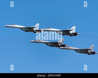 Moskau Russland Zhukovsky Airfield 25 July 2021: Kunstflug-Teams Falken aus Russland auf Flugzeugen Su-35 des internationalen Luft-und Raumfahrtsalon MAKS-2021. Stockfoto