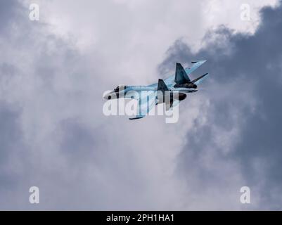 Moskau Russland Zhukovsky Airfield 25 July 2021: Kunstflug-Teams Falken aus Russland auf Flugzeugen Su-35 des internationalen Luft-und Raumfahrtsalon MAKS-2021. Stockfoto