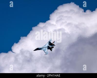 Moskau Russland Zhukovsky Airfield 25 July 2021: Kunstflug-Teams Falken aus Russland auf Flugzeugen Su-35 des internationalen Luft-und Raumfahrtsalon MAKS-2021. Stockfoto