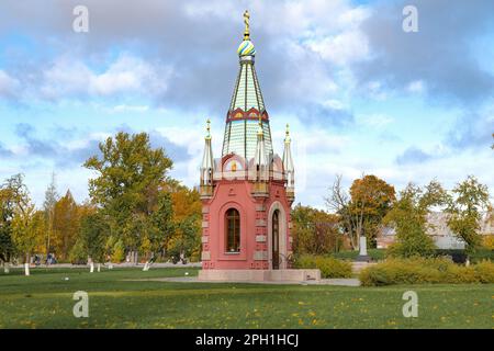 KRONSHTADT, RUSSLAND - 07. OKTOBER 2022: Kapelle im Namen der heiligen Apostel Peter und Paul an einem Oktobernachmittag. Admiralität von Peter dem Großen Stockfoto