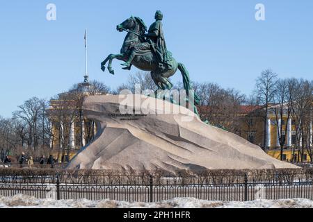 SANKT PETERSBURG, RUSSLAND - 17. MÄRZ 2022: Blick auf das Denkmal für Peter I (den Bronzereiter) an einem sonnigen Märztag Stockfoto