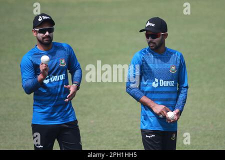 Litton Kumar das und Tawhid Hridoy als Bangladesch T20I Cricket Team nimmt an Übungen im Zahur Ahmed Chowdhury Stadium, Sagorika, Chattogram, Bangladesch Teil Stockfoto