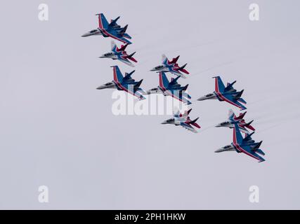 MOSKAU, RUSSLAND - 7. MAI 2021: Avia Parade in Moskau. Gruppe Jet Kampfflugzeuge MiG-35 und Su-30 am Himmel auf Parade des Sieges im Zweiten Weltkrieg in Mo Stockfoto