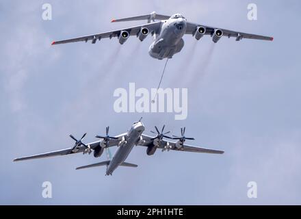 MOSKAU, RUSSLAND - 7. MAI 2021: Avia-Parade in Moskau. Tanker Iljuschin Il-78 und strategische Bomber- und Raketenplattform TU-95 am Himmel auf Parade von Vic Stockfoto