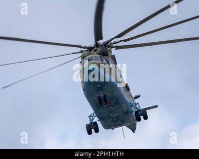 MOSKAU, RUSSLAND - 7. MAI 2021: Avia-Parade in Moskau. Mi-26 Hubschrauber fliegen am Himmel auf der Parade des Sieges im Zweiten Weltkrieg in Moskau, Russland Stockfoto