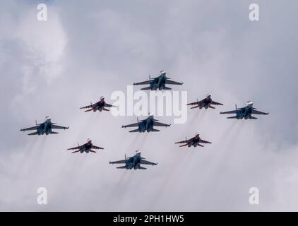 MOSKAU, RUSSLAND - 7. MAI 2021: Avia Parade in Moskau. Gruppe Jet Kampfflugzeuge MiG-35 und Su-30 am Himmel auf Parade des Sieges im Zweiten Weltkrieg in Mo Stockfoto