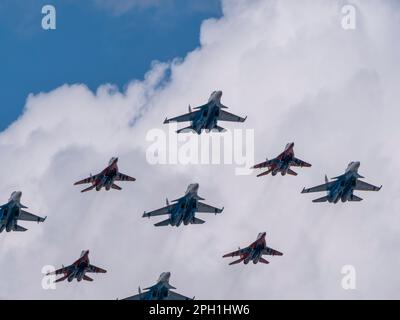 MOSKAU, RUSSLAND - 7. MAI 2021: Avia Parade in Moskau. Gruppe Jet Kampfflugzeuge MiG-35 und Su-30 am Himmel auf Parade des Sieges im Zweiten Weltkrieg in Mo Stockfoto