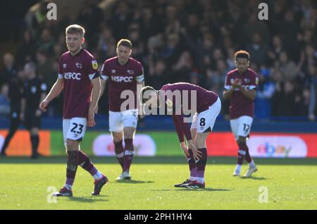 Der Max Bird von Derby County sieht deprimiert aus, nachdem er miterlebt hat, wie Ephron Mason-Clarke von Peterborough United während des Spiels Sky Bet League One im Weston Homes Stadium, Peterborough, das erste Tor seiner Seite erzielt hat. Foto: Samstag, 25. März 2023. Stockfoto