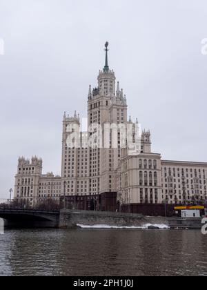 MOSKAU - 24. Dezember: Elite Apartment House am Kotelnicheskaya Embankment am 24. Dezember 2018 in Moskau, Russland. Stockfoto