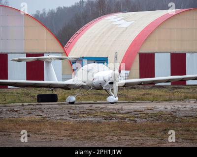 Kleines Sportflugzeug auf Ständen auf einem Parkplatz. Stockfoto