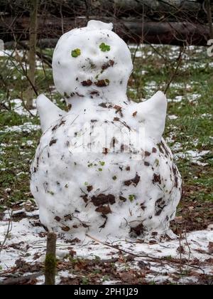 Schmutziger Schneemann, weil in diesem Jahr ein wenig Schnee und ein warmer Winter. Stockfoto