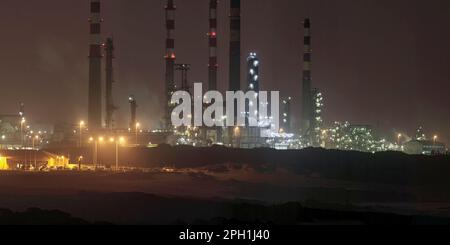 Panorama der Teil einer großen Raffinerie bei Nacht Stockfoto