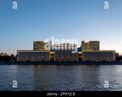 MOSKAU, RUSSLAND - 21. MAI 2015: Sitz des Verteidigungsministeriums Russlands auf dem Damm von Frunzenskaya in Moskau Russland. Stockfoto