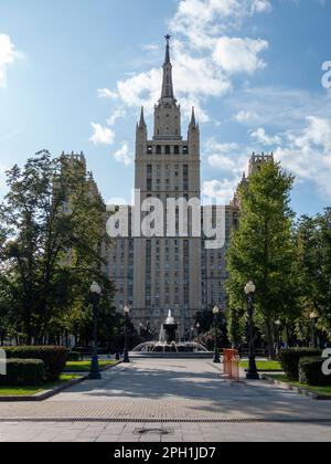 Russland. Moskau. 18. August 2022. Das Gebäude der Wolkenkratzer am Kudrinskaya-Platz. Stockfoto