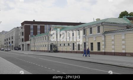 MOSKAU, RUSSLAND - 22. MAI 2022: Wirtschaftsbau, Stall des Stadtbestands von P.I. Kharitonenko. Stockfoto