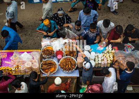 Bangladeschische Händler verkaufen Iftars Artikel in Chawkbazar in der Hauptstadt Dhaka, Bangladesch am ersten Tag des muslimischen Fastenmonats Holly Ramadan Stockfoto