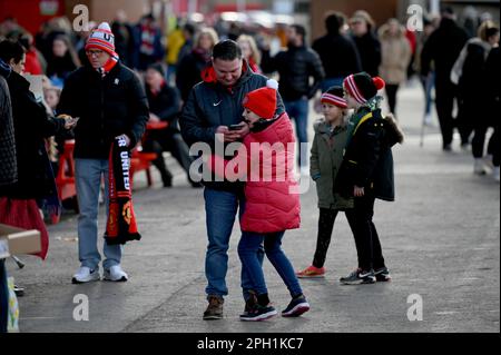 Manchester, Großbritannien. 25. März 2023. Begeisterte Fans vor Old Trafford vor dem FA Women's Super League-Spiel in Old Trafford, Manchester. Der Bildausdruck sollte lauten: Gary Oakley/Sportimage Credit: Sportimage/Alamy Live News Stockfoto