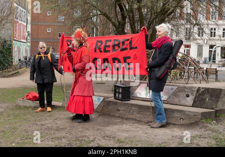 Kopenhagen, Dänemark, 25. März 2023, Extinction Rebellion protesters and the Red Rebbel Brigade marschieren durch die Straßen von Kopenhagen, Credit: Stig Alenas/Alamy live News Stockfoto