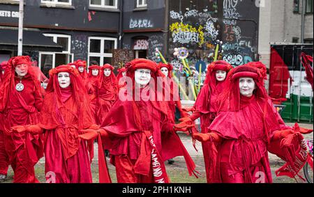 Kopenhagen, Dänemark, 25. März 2023, Extinction Rebellion protesters and the Red Rebbel Brigade marschieren durch die Straßen von Kopenhagen, Credit: Stig Alenas/Alamy live News Stockfoto